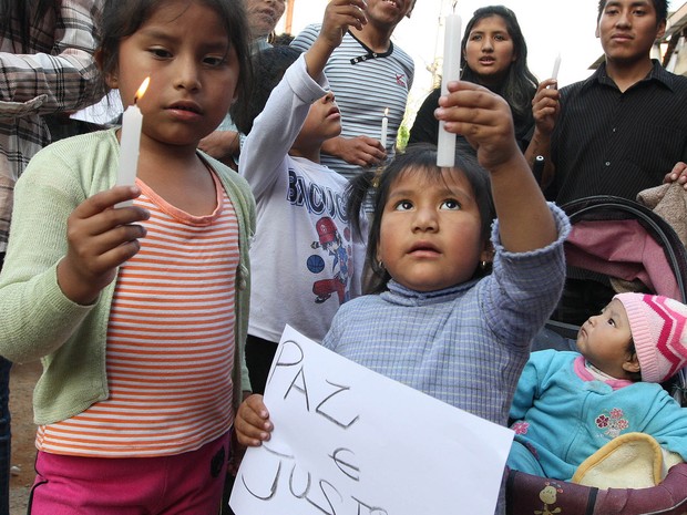 Crianças participam de protesto realizado por imigrantes bolivianos pedindo justiça em frente à residência da família do menino Bryan Yanarico   Capch, no Jardim São Rafael, na zona leste de São Paulo. (Foto: Epitácio Pessoa/Estadão Conteúdo)