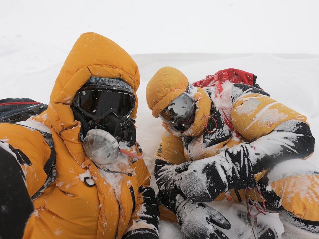 A tempestade de neve que pegou Moeses Fiamoncini e o chileno Juan Pablo Mohr quando desciam do cume do Everest - com ventos de 65 km/h (Foto: Reprodução/Instagram)
