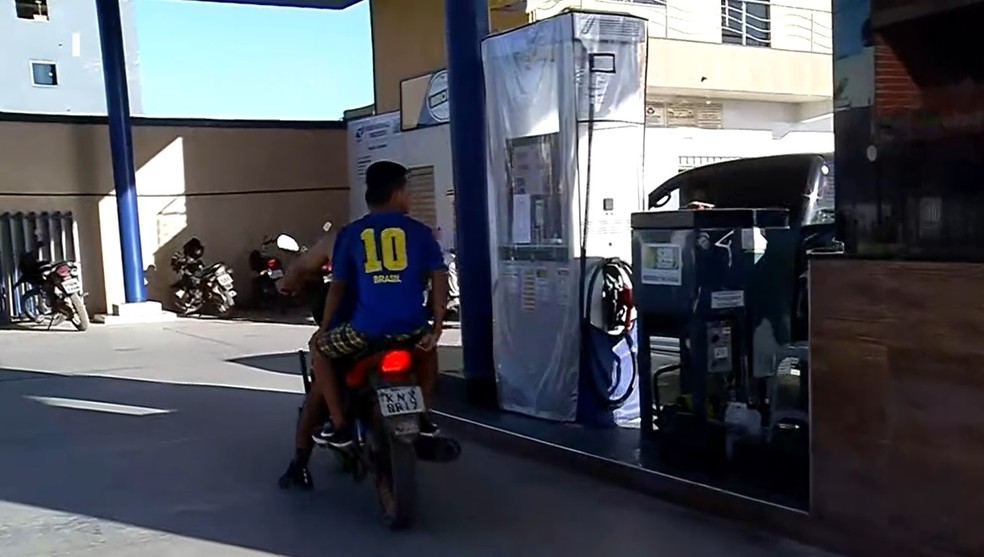 Clientes que procuram postos de combustíveis em Frecheirinha encontram bombas lacradas — Foto: TV Verdes Mares/Reprodução