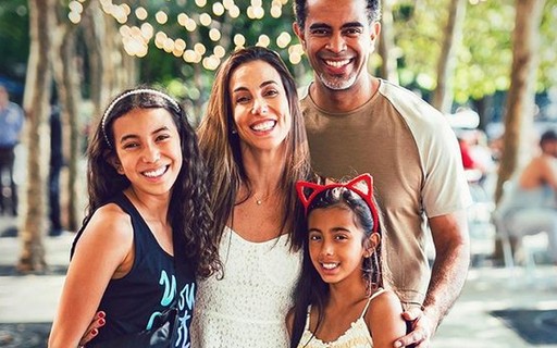Tania Khalill e Jair Oliveira posam com as filhas: "Onde o amor prevalece"