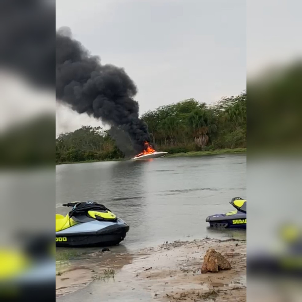 Incêndio destrói lancha em Lucas do Rio Verde — Foto: Reprodução