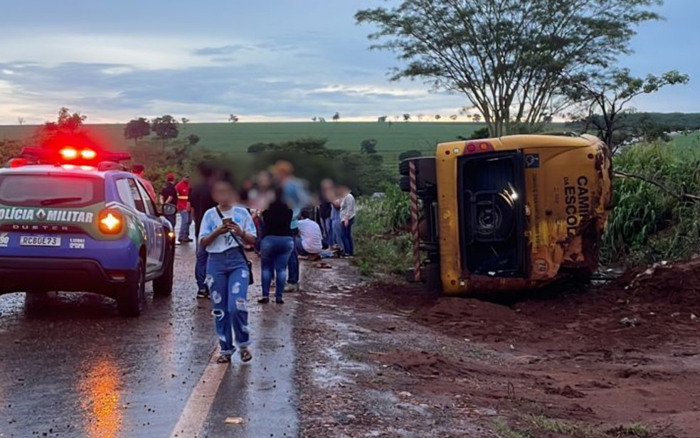 Ônibus escolar capota e deixa 12 estudantes feridos na GO-164, em Paranaiguara, em Goiás — Foto: Divulgação/Corpo de Bombeiros