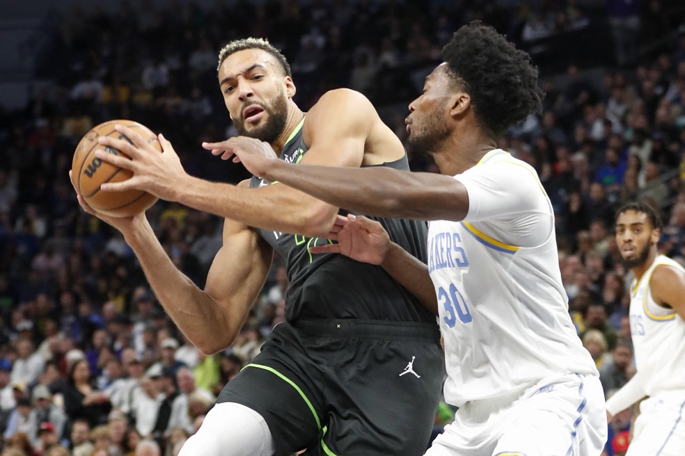 Rudy Gobert pega mais de 20 rebotes contra os Lakers — Foto: Bruce Kluckhohn-USA TODAY Sports