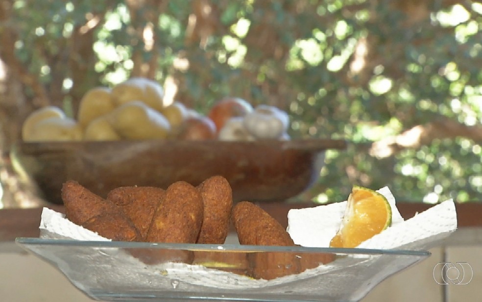 Veja como preparar coxinha de galinha caipira, em Ouro Verde de Gois  Foto: TV Anhanguera/Reproduo