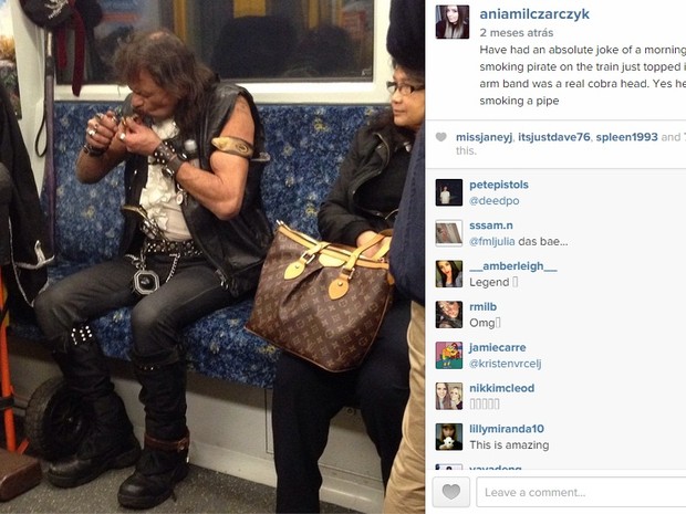 Homem é flagrado fumando um cachimbo dentro do trem (Foto: Reprodução Instagram)