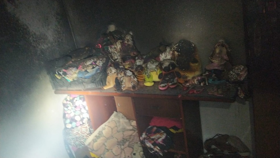 Itens do quarto da residência também foram atingidos  — Foto: Corpo de Bombeiros/Divulgação