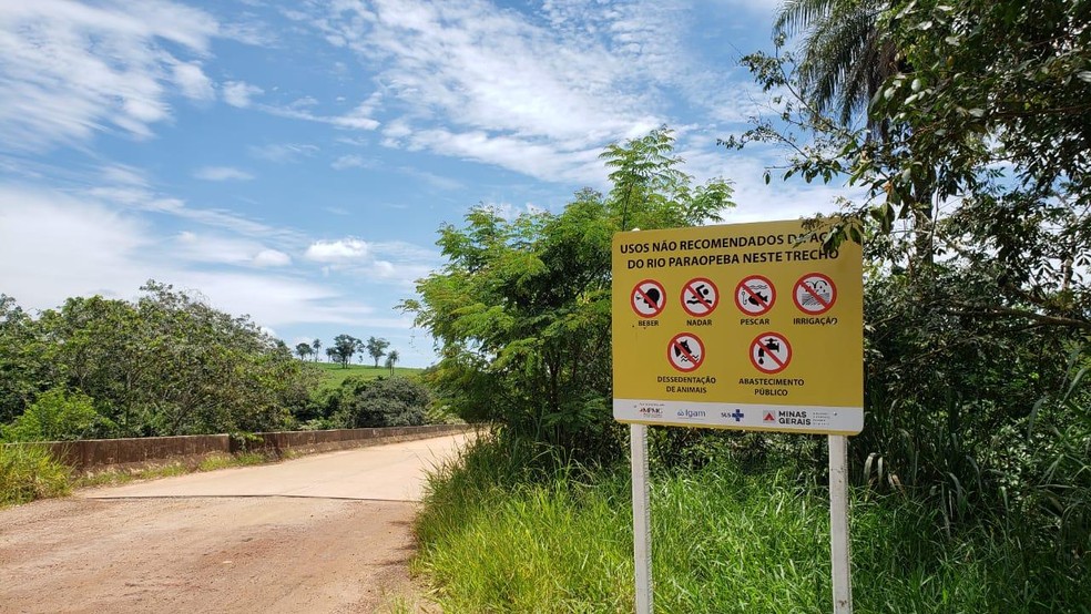 Placas indicam que gua do Rio Paraopeba, atingido por lama da Vale, no devem ser usada ao lonngo do leito  Foto: Danilo Girundi/TV Globo