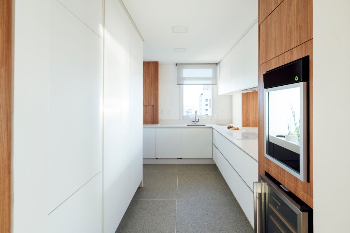 COZINHA | Quase que totalmente branca, a cozinha é clássica e elegante (Foto: Cristiano Bauce / Divulgação)
