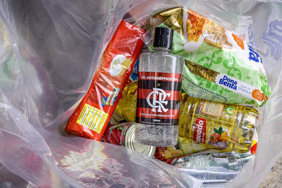 Cesta básica distribuída pelo Flamengo na Vila Aliança — Foto: Marcelo Cortes / Flamengo