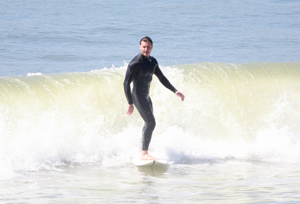 Kleber Toledo surfa na praia de Grumari (Foto: Dilson Silva/AgNews)
