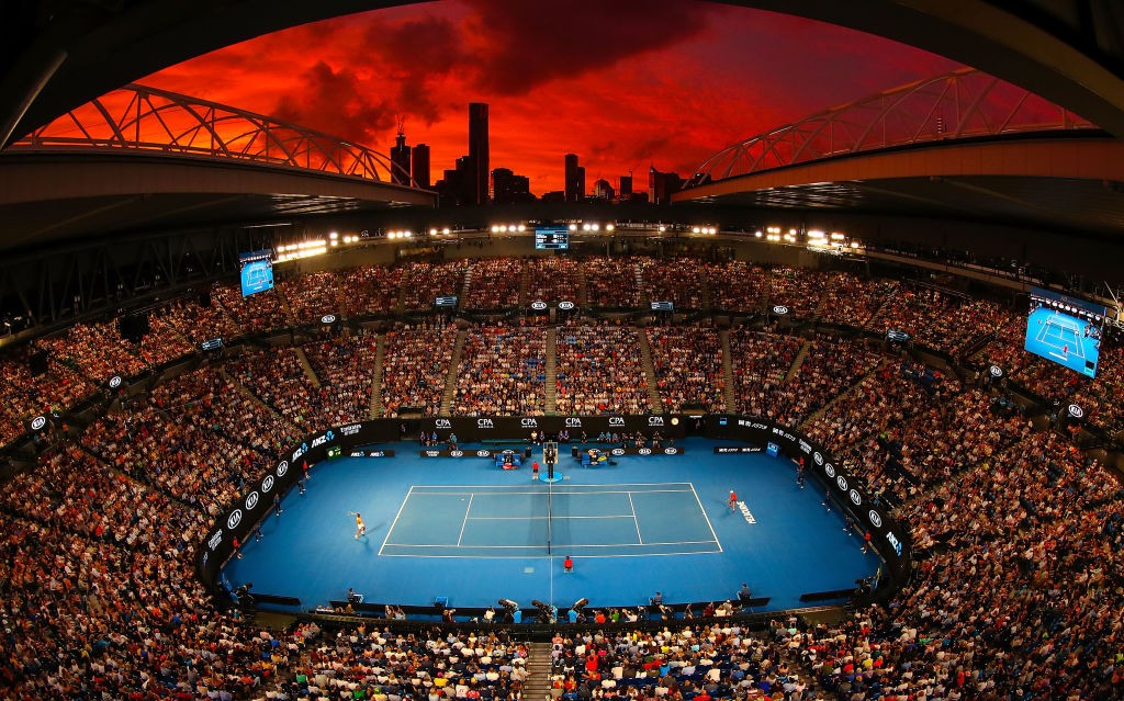 MELBOURNE, AUSTRALIA - JANUARY 18:  A general view of Rod Laver Arena at sunset in the third round match between Alex De Minaur of Australia and Rafael Nadal of Spain during day five of the 2019 Australian Open at Melbourne Park on January 18, 2019 in Mel (Foto: Getty Images)