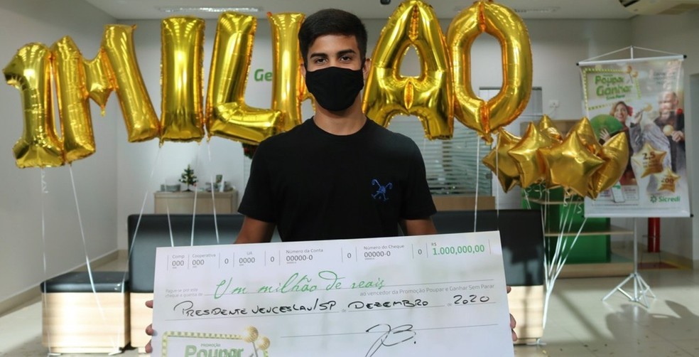 Felipe Zulin representou o pai Saulo Zulin na premiação da campanha de poupança, em 2020, e recebeu o prêmio de R$ 1 milhão em Presidente Venceslau-SP — Foto: Divulgação