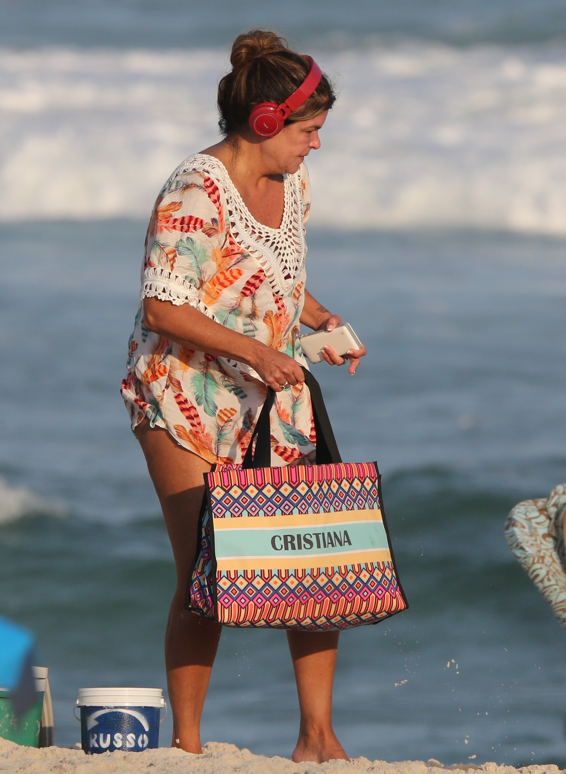 Cristiana Oliveira curte praia (Foto: AgNews)