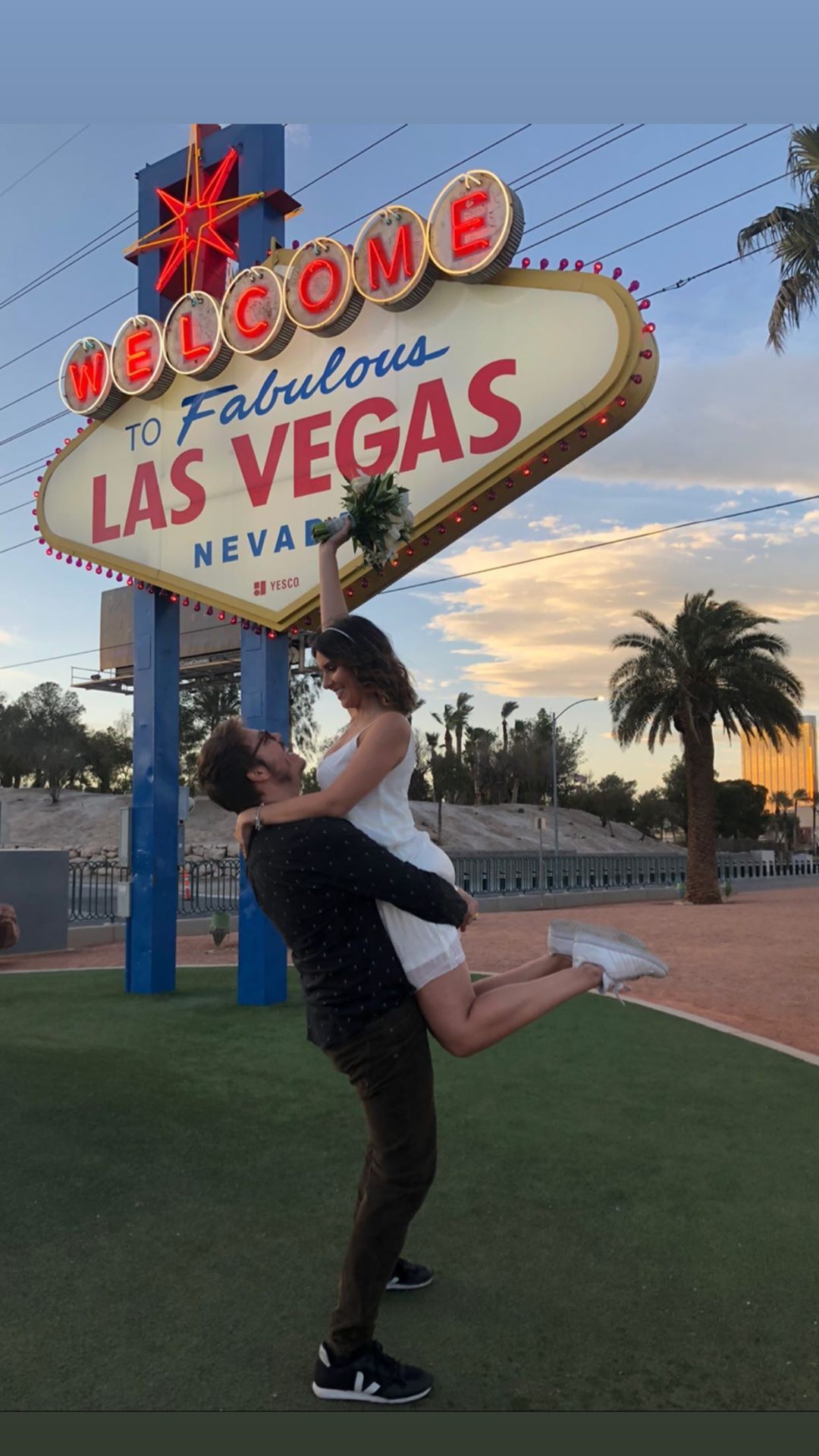Fábio Porchat e Nataly Mega renovam votos em Las Vegas (Foto: Reprodução/Instagram)