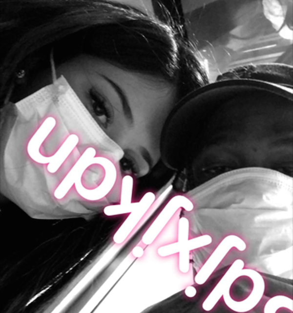 A socialite Kylie Jenner e seu namorado com máscaras cirúrgicas  (Foto: Instagram)