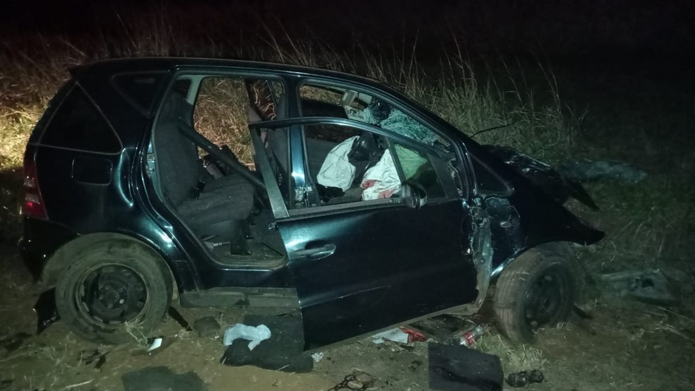 Carro e moto envolveram-se em colisão frontal na Rodovia Arlindo Béttio — Foto: Polícia Militar Rodoviária