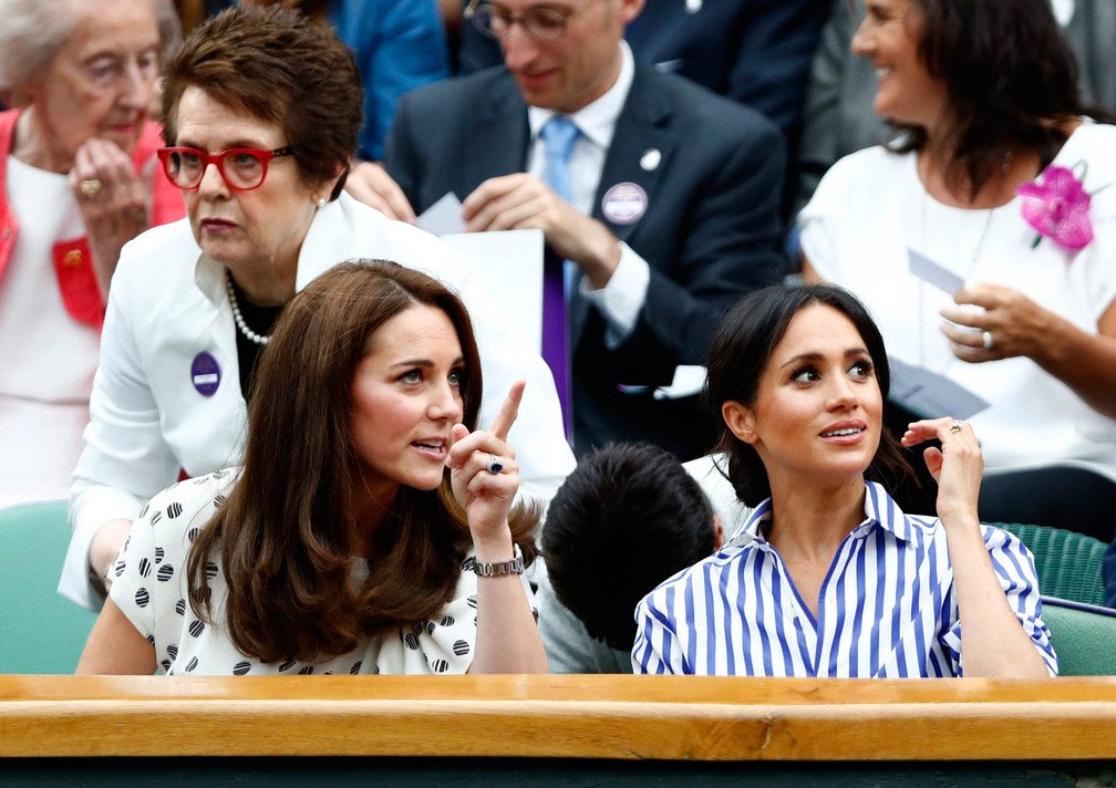 Kate Middleton e Meghan Markle, as mulheres dos príncipes britânicos William e Harry, assistem à final feminina de tênis em Wimbledon, na Inglaterra — Foto: Nic Bothma/Pool via AP