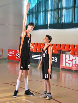 Jogador de basquete mais alto do mundo, de 2,33m, jogará na