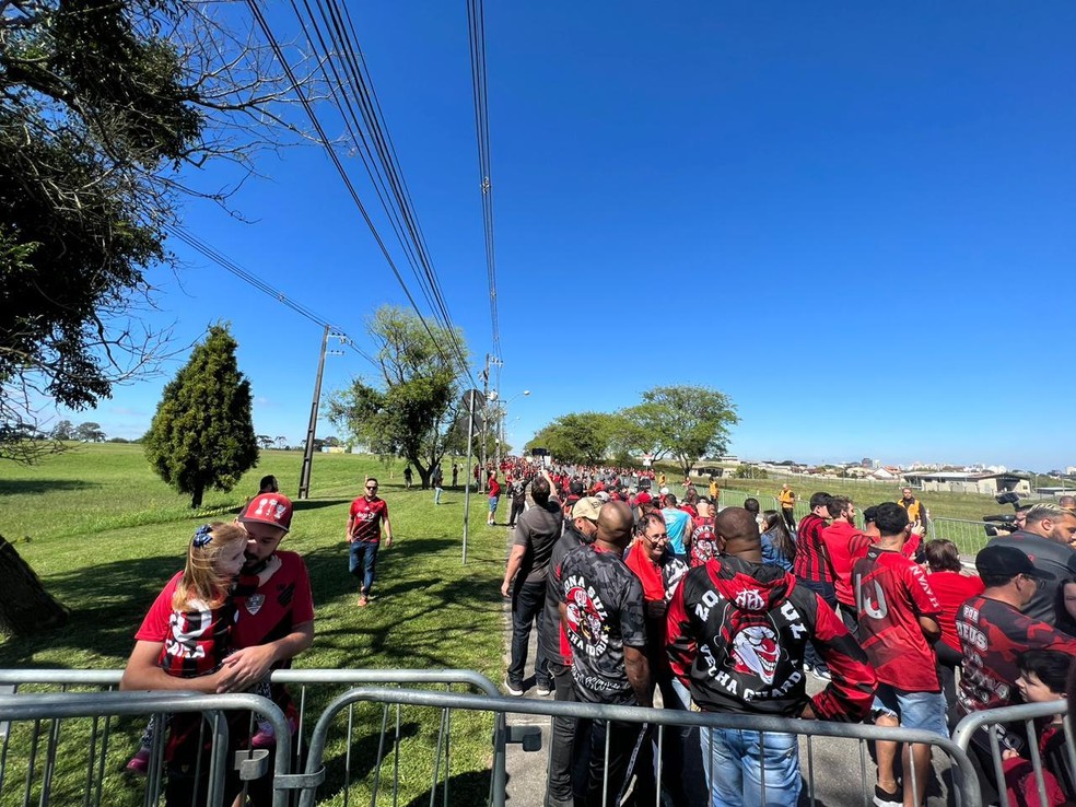 Furacão embarbou na manhã desta quarta-feira à Guayaquil, no Equador  — Foto: André Ribas