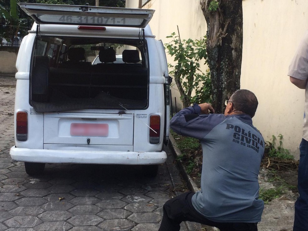 Perito usa uma cânula para simular de onde veio o tiro que matou a menina Ágatha — Foto: Cristina Boeckel/G1