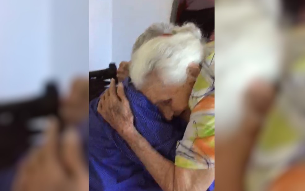 Paciente de 99 anos ganha ‘corredor de aplausos’ ao vencer a Covid-19 e se emociona ao reencontrar esposa em Anápolis; vídeo  — Foto: Arquivo pessoal/Elizabeth Camilo dos Santos