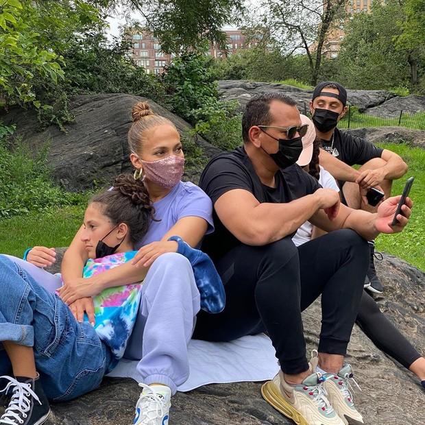 Jennifer Lopez curte Central Park com a família (Foto: Reprodução/Instagram)