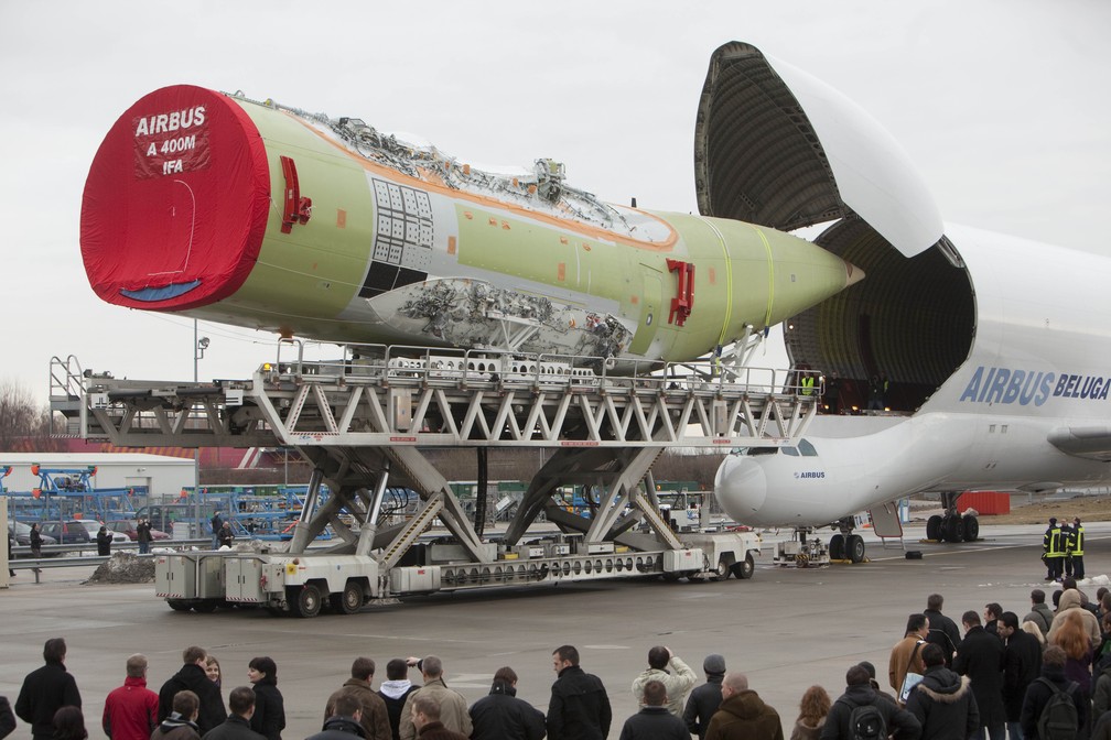 Beluga ST carrega parte de um avião A400 na Alemanha em 2010 — Foto: Joerg Sarbach/AP
