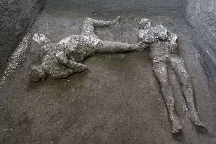 O efeito do calor liberado pela erupção no corpo é responsável por fazer com que os braços e os membros se flexionem (Foto: Instagram/ Pompeii - Parco Archeologico)