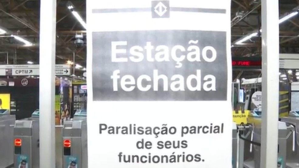 Estação Tatuapé, na Zona Leste de São Paulo, amanheceu fechada por causa da greve no Metrô no dia 23 de março de 2023 — Foto: TV Globo/Reprodução