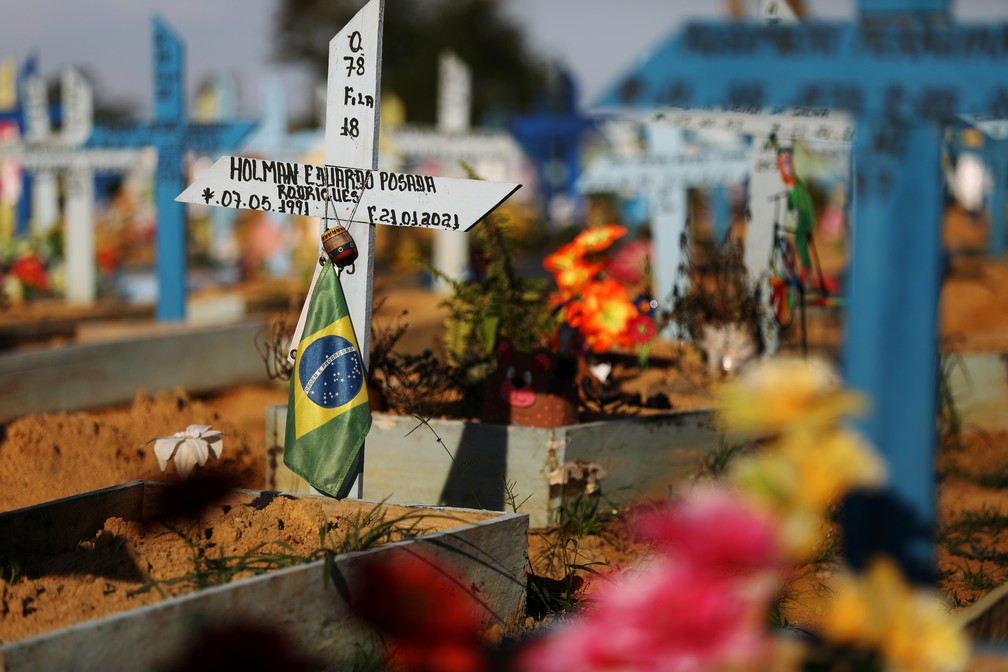 Bandeira do Brasil no túmulo de uma pessoa que morreu de Covid-19 e foi enterrada no cemitério do Parque Tarumã, em Manaus, em foto de 20 de maio de 2021 — Foto: Bruno Kelly/Reuters