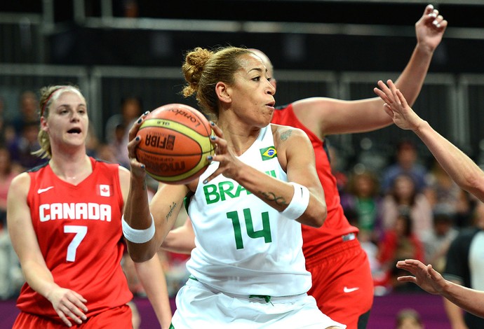 Erika basquete Brasil x Canadá (Foto: AFP)