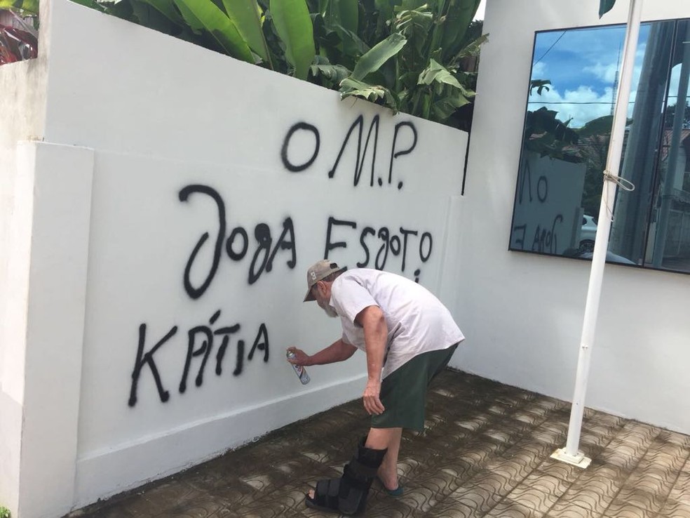 Homem foi detido e liberado. Para advogada pichação foi forma de protesto após a situação não ser resolvida pelo órgão (Foto: Arquivo pessoal)