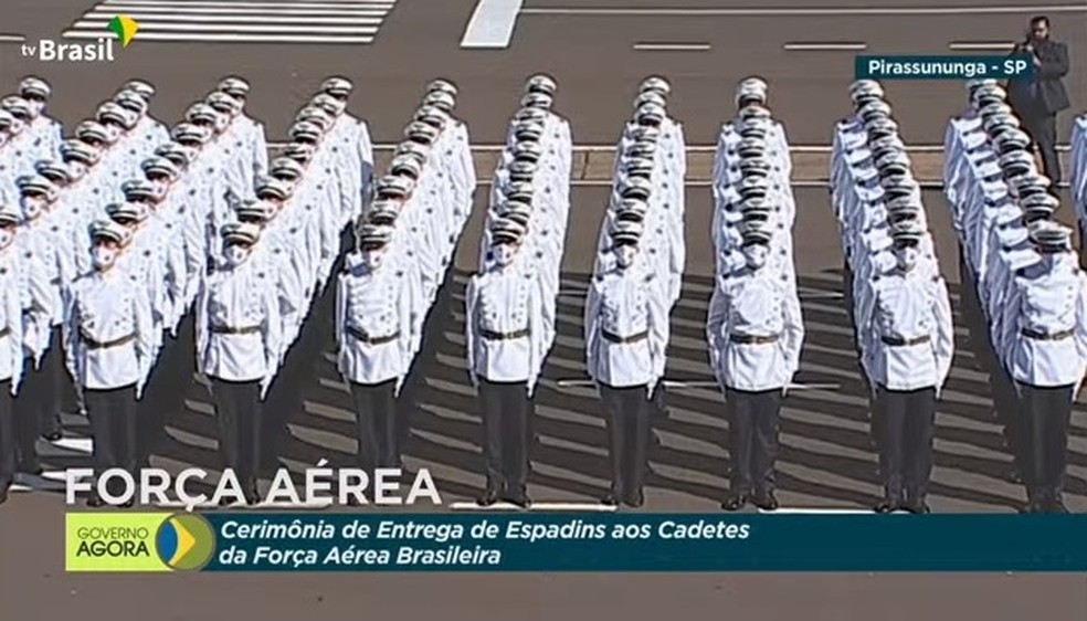 Cerimônia de entrega dos espadins é um dos marcos na carreira dos militares — Foto: Reprodução/TV Brasil