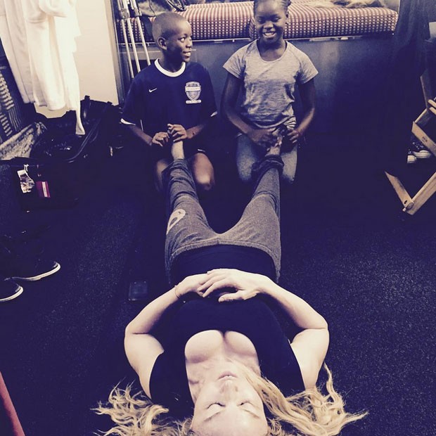 Madonna recebe massagem dos filhos David e Mercy (Foto: Reprodução - Instagram)