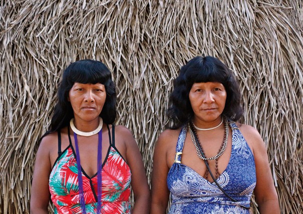 Coré e Magaró Ikpeng, mulheres coletoras da Redes de Semente do Xingu (Foto: Divulgação / Isabel Harari (Isa))