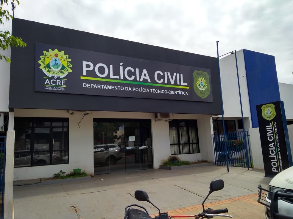 Corpo da vítima foi levado ao IML de Rio Branco — Foto: Alcinete Gadelha/G1 AC