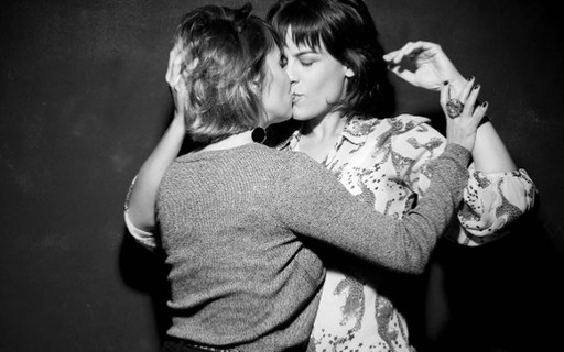 Fernanda Nobre e Luisa Micheletti trocam beijo em foto de campanha