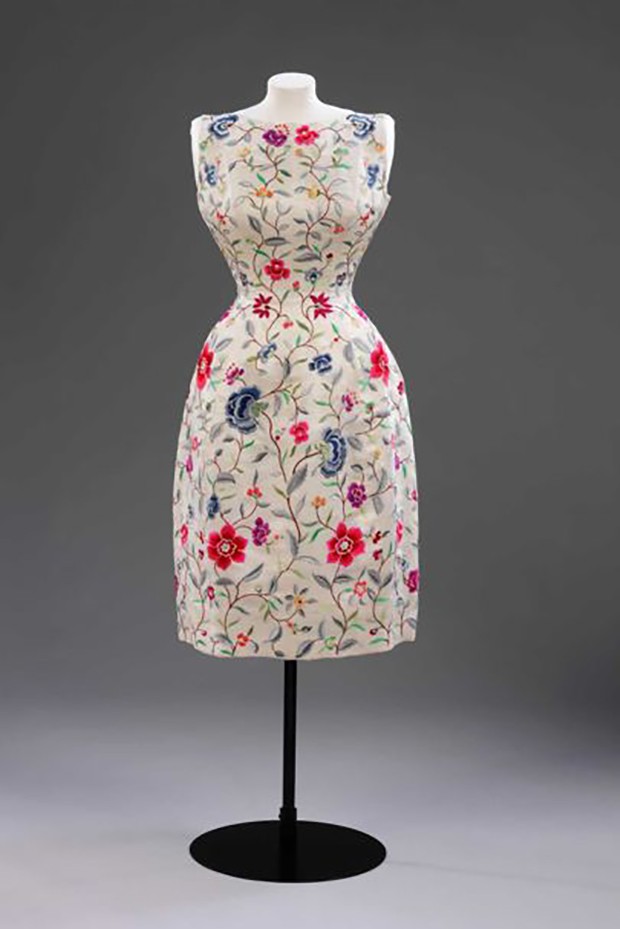 Evening dress in wild silk with embroidery by Lesage, Cristóbal Balenciaga, Paris, 1960-1962 (Foto: © VICTORIA AND ALBERT MUSEUM, LONDON)