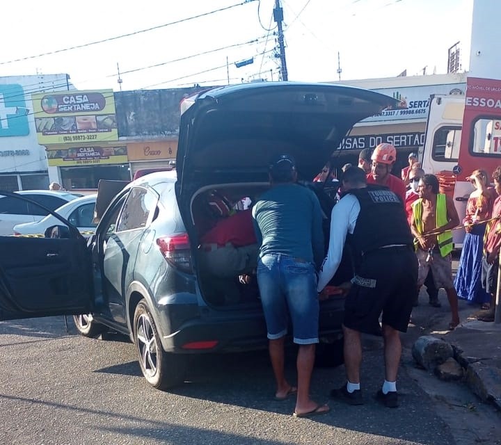 Carro capota e mulher fica presa às ferragens após acidente em João Pessoa 