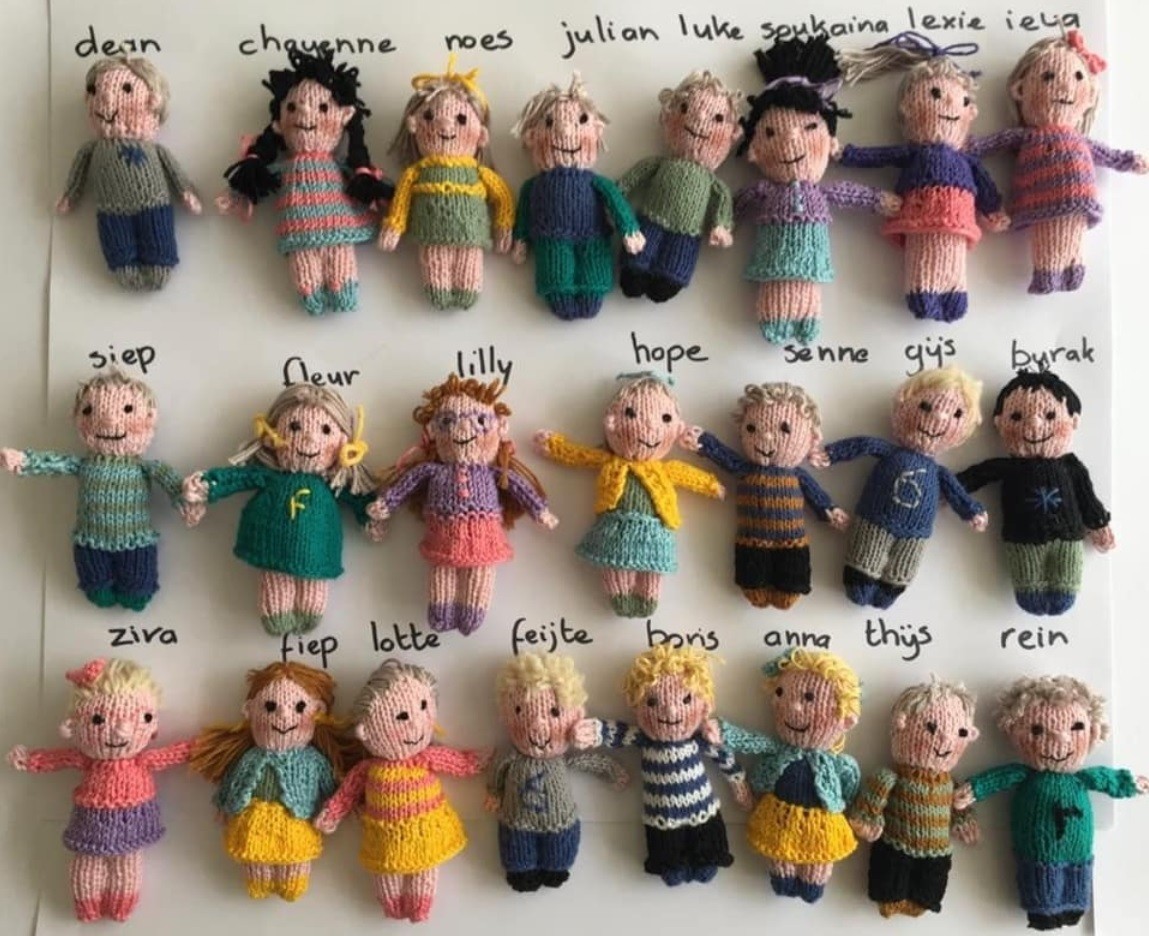 Os 23 alunos da professora em forma de bonecos de tricot (Foto: Reprodução )