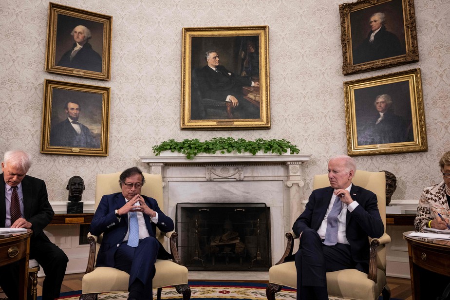 Gustavo Petro é recebido por Joe Biden no salão oval da Casa Branca.