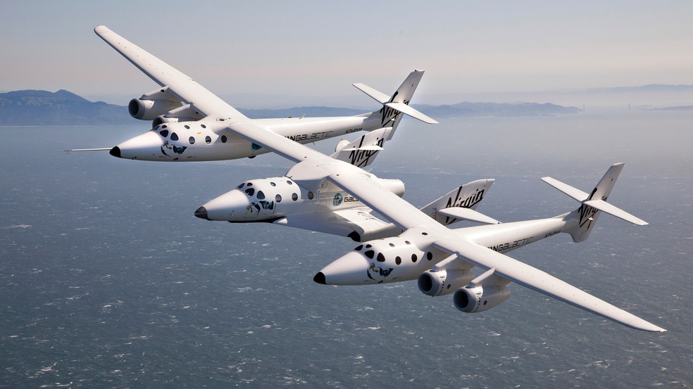 Porta-aviões VMS Eve com o avião espacial ao centro em foto publicada em 2020. — Foto: Divulgação/Virgin Galactic