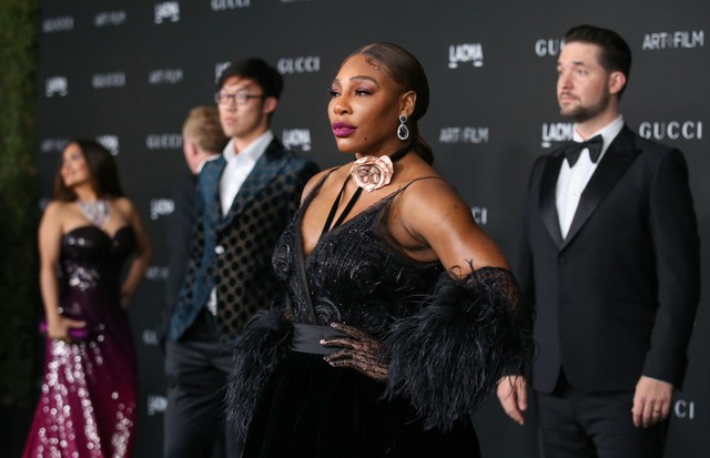 LOS ANGELES, CA - NOVEMBER 06: Serena Williams (Center) and husband Alexis Ohanian (right) attend the 10th Annual LACMA Art+Film Gala on Saturday, Nov. 6, 2021 in Los Angeles, CA. (Jason Armond / Los Angeles Times via Getty Images) (Foto: Los Angeles Times via Getty Imag)