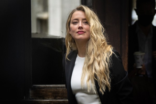 A chegada da atriz Amber Heard para uma das sessões do julgamento do processo movido por Johnny Depp contra o jornal The Sun (Foto: Getty Images)
