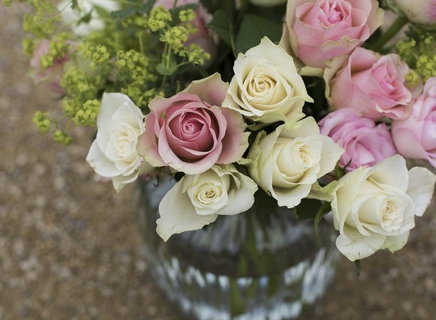Aprenda a montar um arranjo com rosas e cebolinha (Foto: Pexels / CreativeCommons)