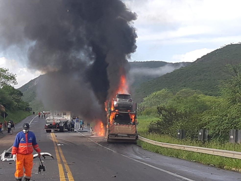 Batida entre carro e carreta-cegonha deixa mortos na BR-116 — Foto: Notícias VCA