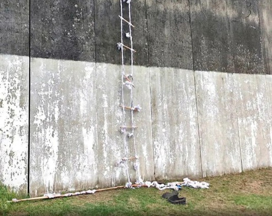 'Escada' usada por criminosos para fugir da Penitenciária Lemos Brito, no Rio