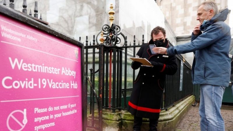 Lockdown em vigor desde janeiro no Reino Unido reduziu em dois terços as infecções por coronavírus. Previsão do governo é vacinar todos os maiores de 18 anos até o final de julho (Foto: REUTERS/JOHN SIBLEY)