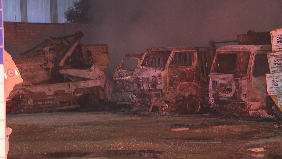 Incêndio destrói caminhões em galpão na Estrutural, no DF — Foto: TV Globo/Reprodução