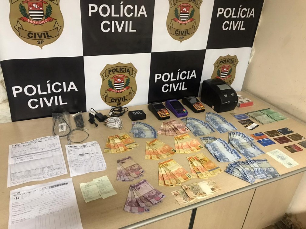 Objetos apreendidos com o suspeito de estelionato que foi detido em Piracicaba &mdash; Foto: Dig Piracicaba